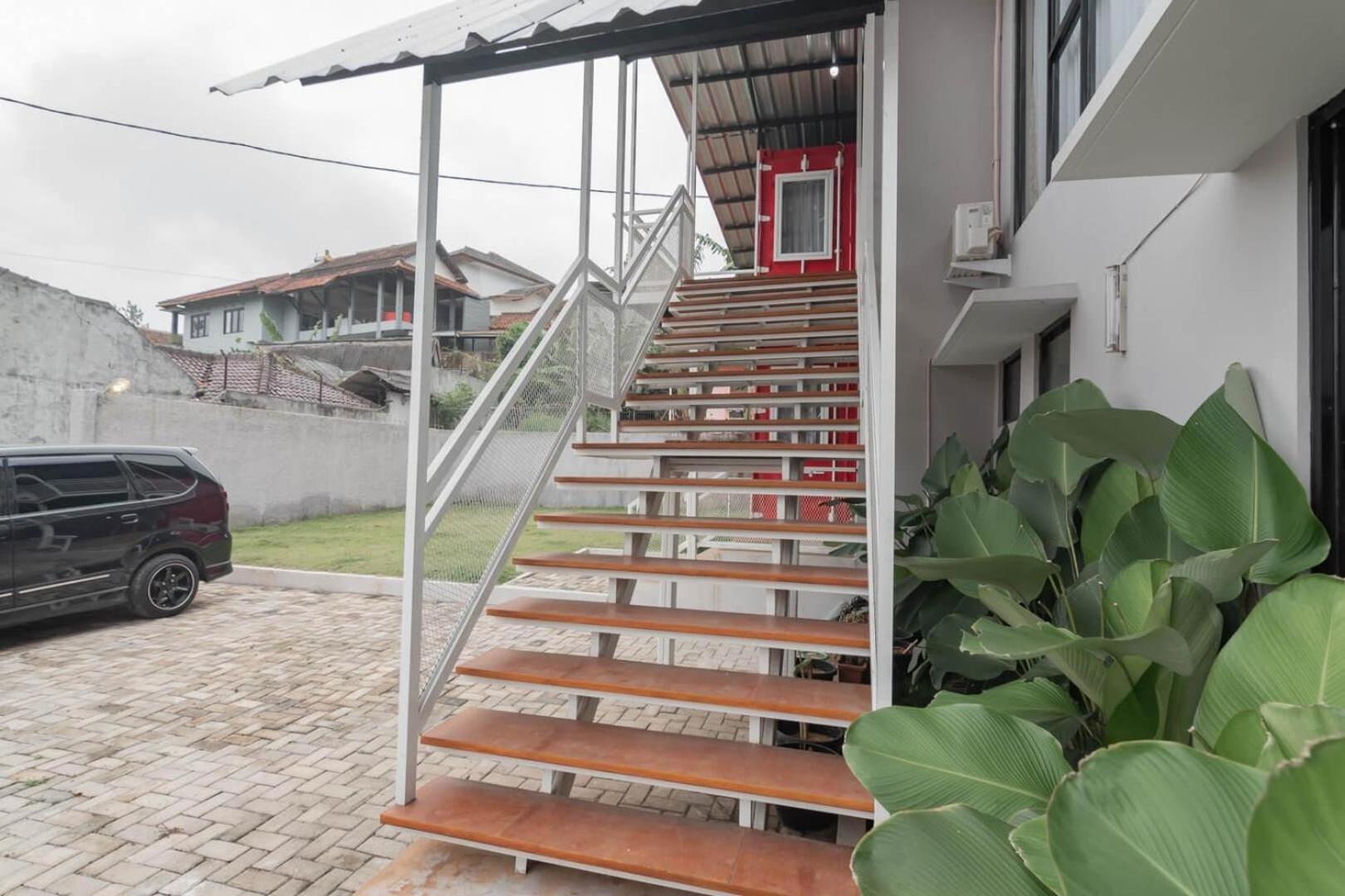 Reddoorz Plus Near Lembang Park & Zoo Dış mekan fotoğraf
